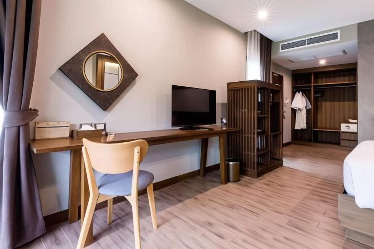 Free minibar items, in-room safe, individually decorated, desk