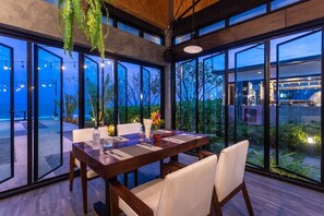 Frokost og lunsj serveres, internasjonale retter, utsikt mot stranden