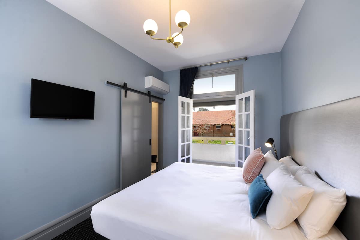 queen studio | 3 bedrooms, free wifi, bed sheets