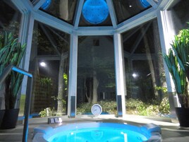 Indoor spa tub