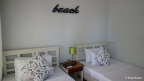 Quadruple Room | Desk, free WiFi, bed sheets - Oceana Lodge (Baler)