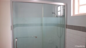 Bathroom shower - Oceana Lodge (Baler)