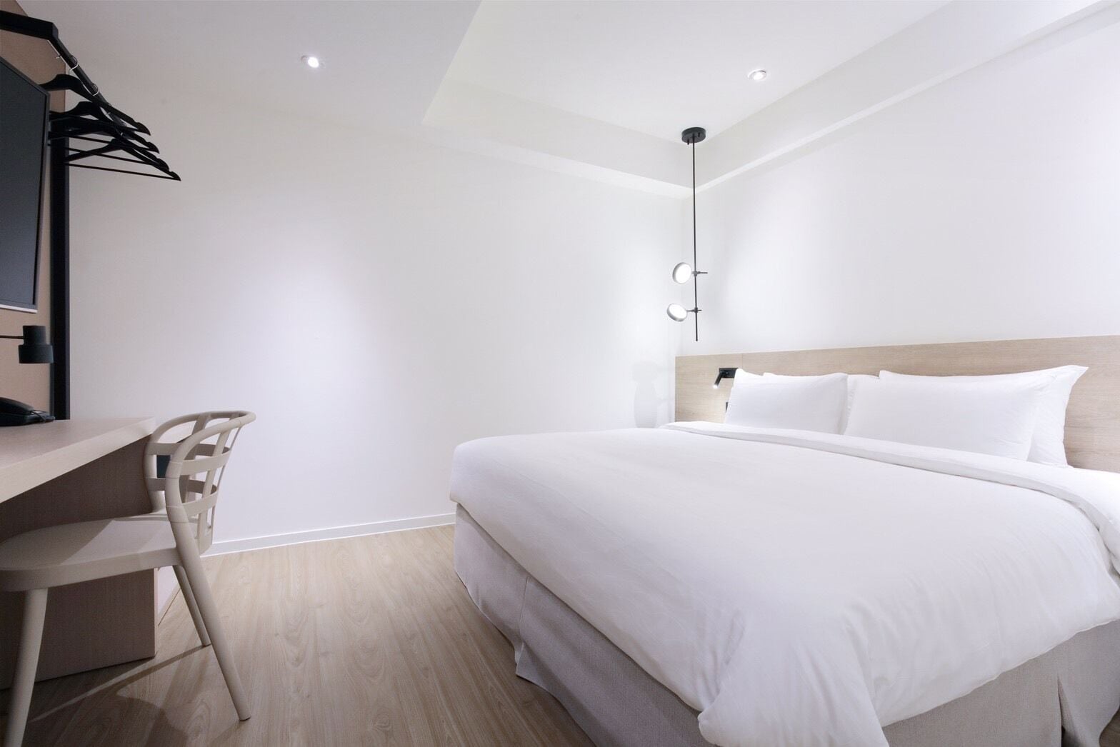 أغطية فراش متميزة وميني بار ومكتب وتجهيزات عازلة للصوت