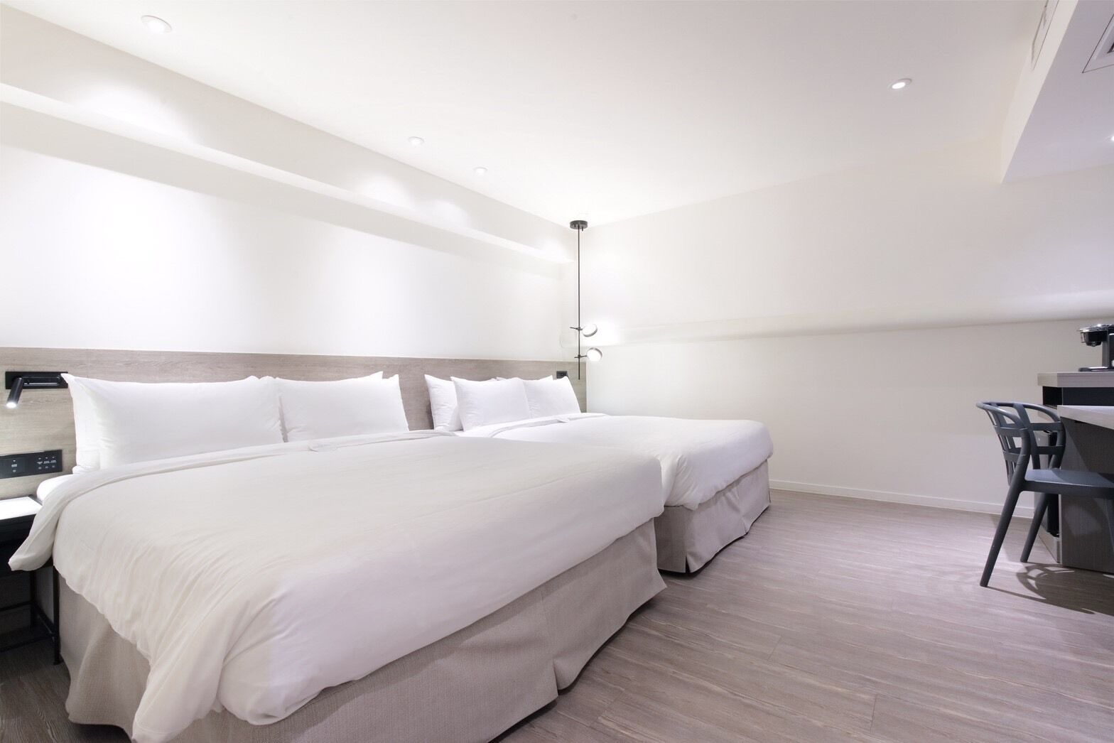 أغطية فراش متميزة وميني بار ومكتب وتجهيزات عازلة للصوت