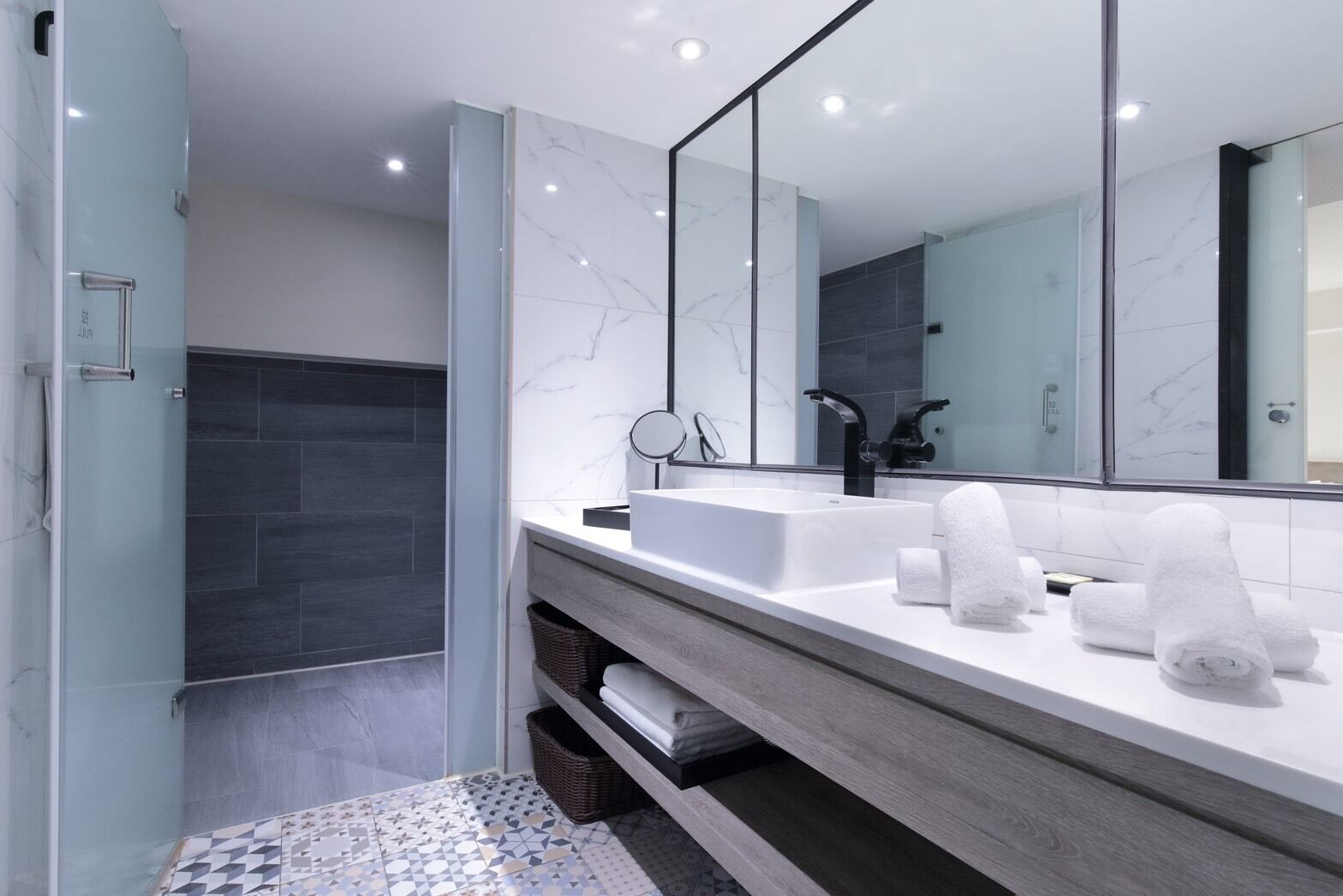 Dusche, kostenlose Toilettenartikel, Haartrockner, Hausschuhe