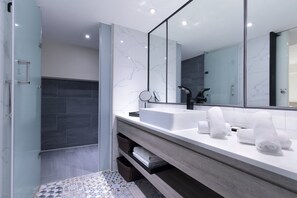 Shower, free toiletries, hair dryer, slippers - Keebe Hotel (Keelung)