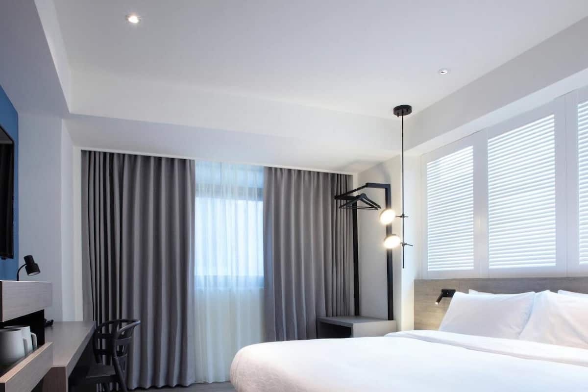 premier double room | premium bedding, minibar, desk, soundproofing
