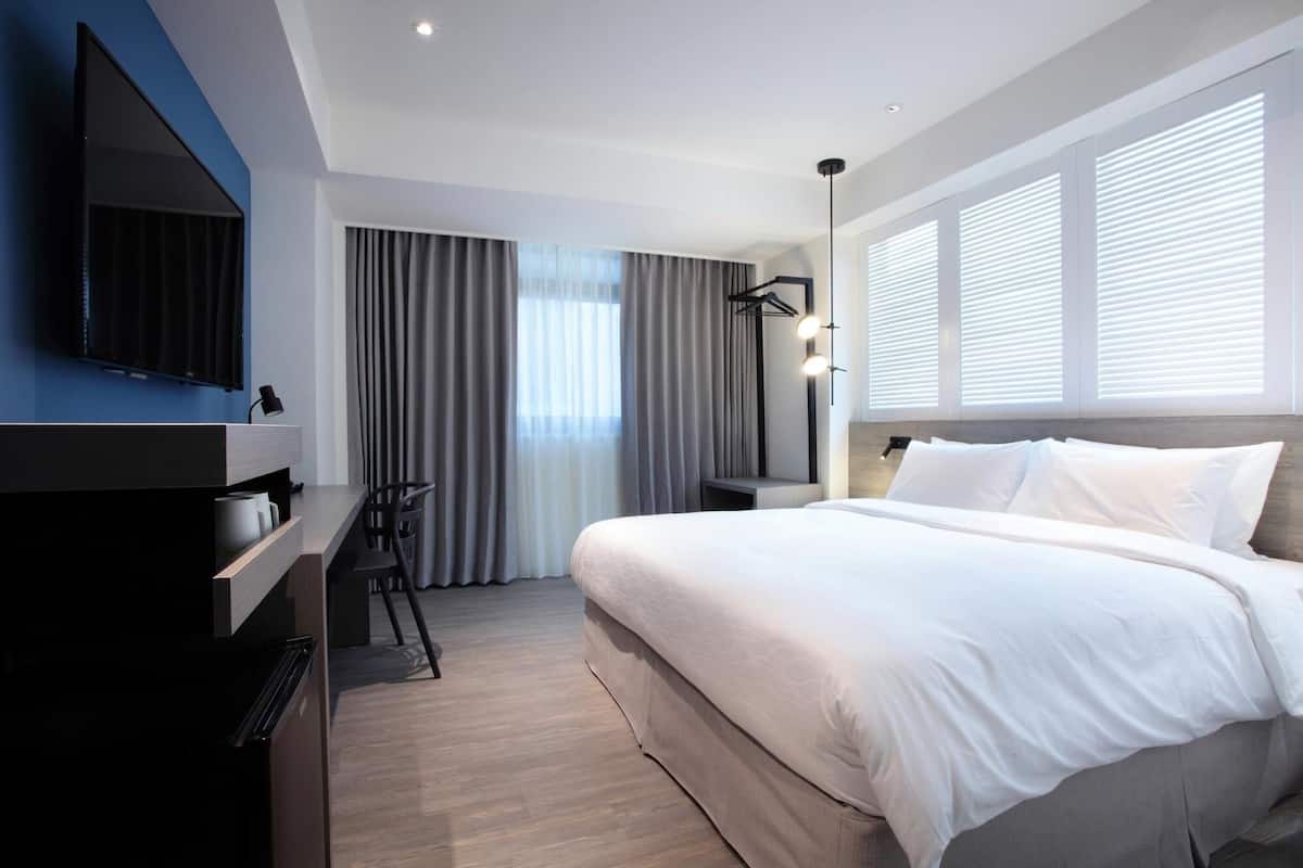 premier double room | premium bedding, minibar, desk, soundproofing
