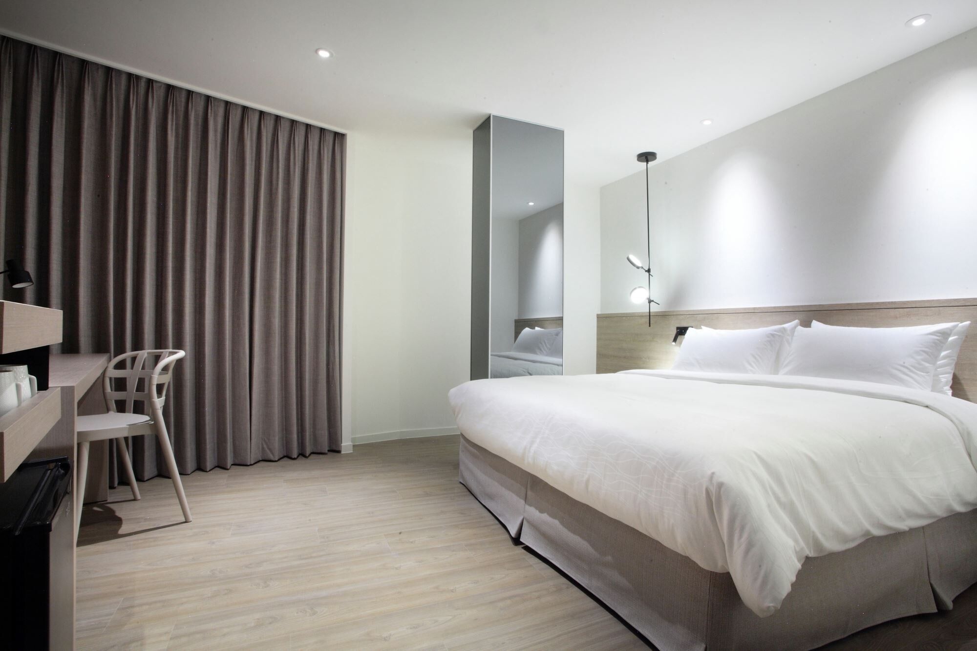 أغطية فراش متميزة وميني بار ومكتب وتجهيزات عازلة للصوت