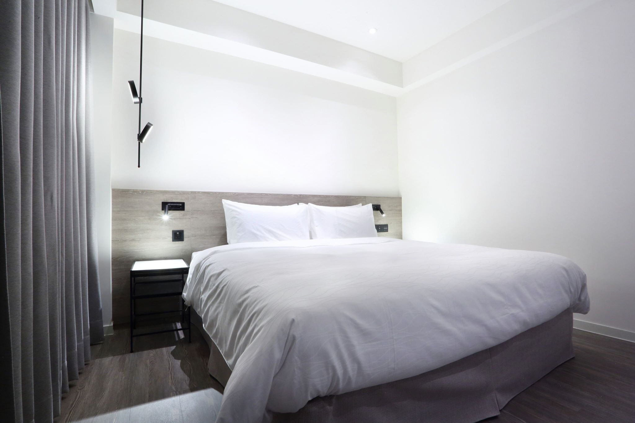 أغطية فراش متميزة وميني بار ومكتب وتجهيزات عازلة للصوت