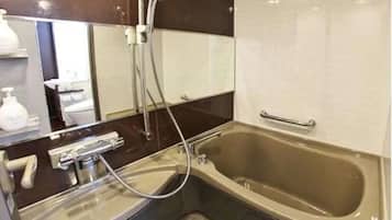 Combined shower/bathtub, free toiletries, hair dryer, slippers