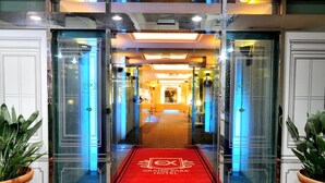 A hotel entrance with a red carpet and glass doors. - Grand Park Hotel Excel Kisarazu (Kisarazu)