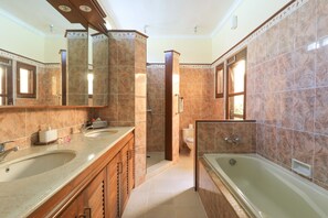 Villa, 2 Bedrooms | Bathroom | Free toiletries, towels