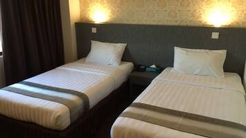 Habitación Deluxe con 2 camas individuales | Escritorio, tabla de planchar con plancha y wifi gratis