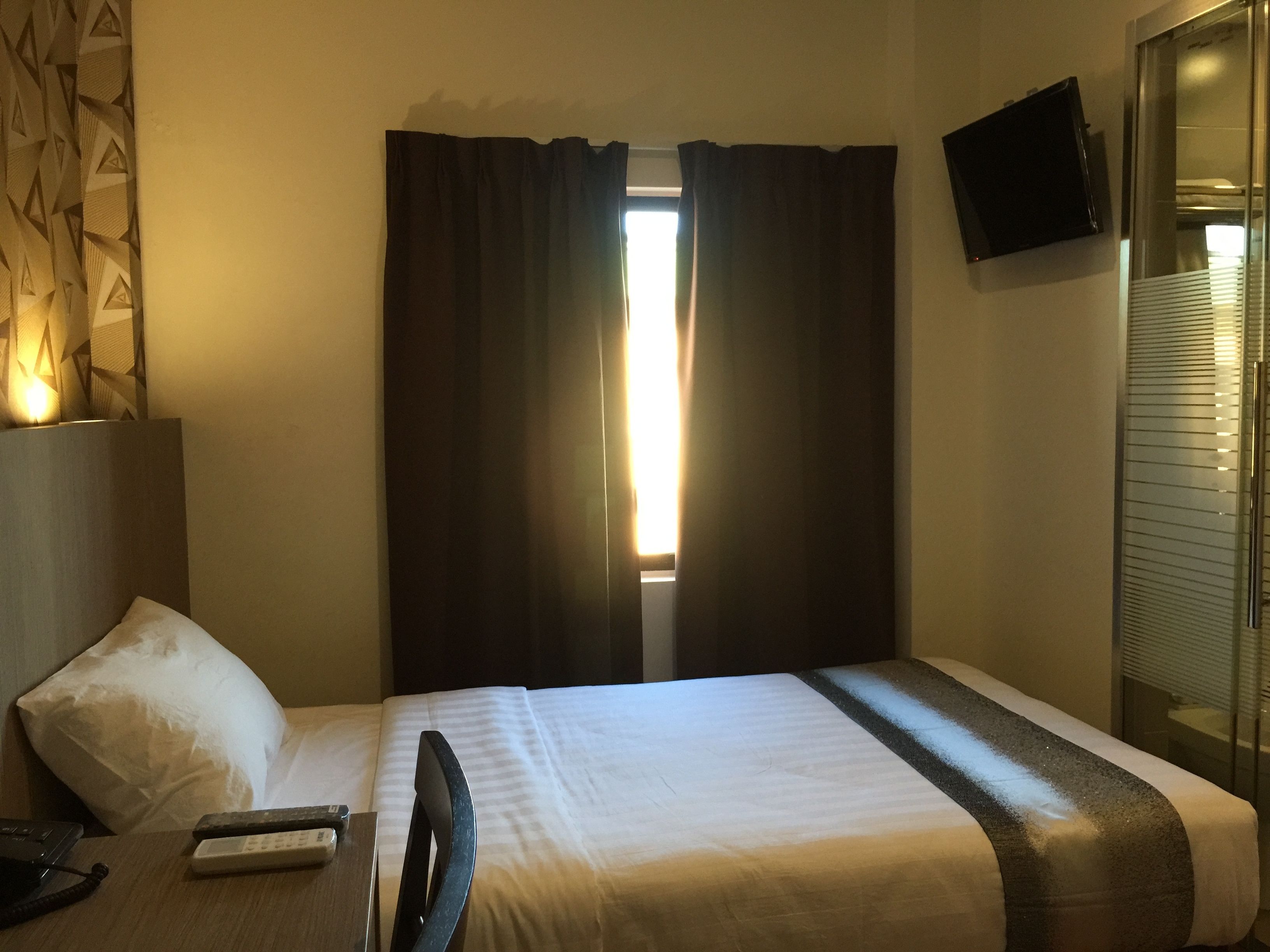 deluxe single room | desk, iron/ironing board, free wifi
