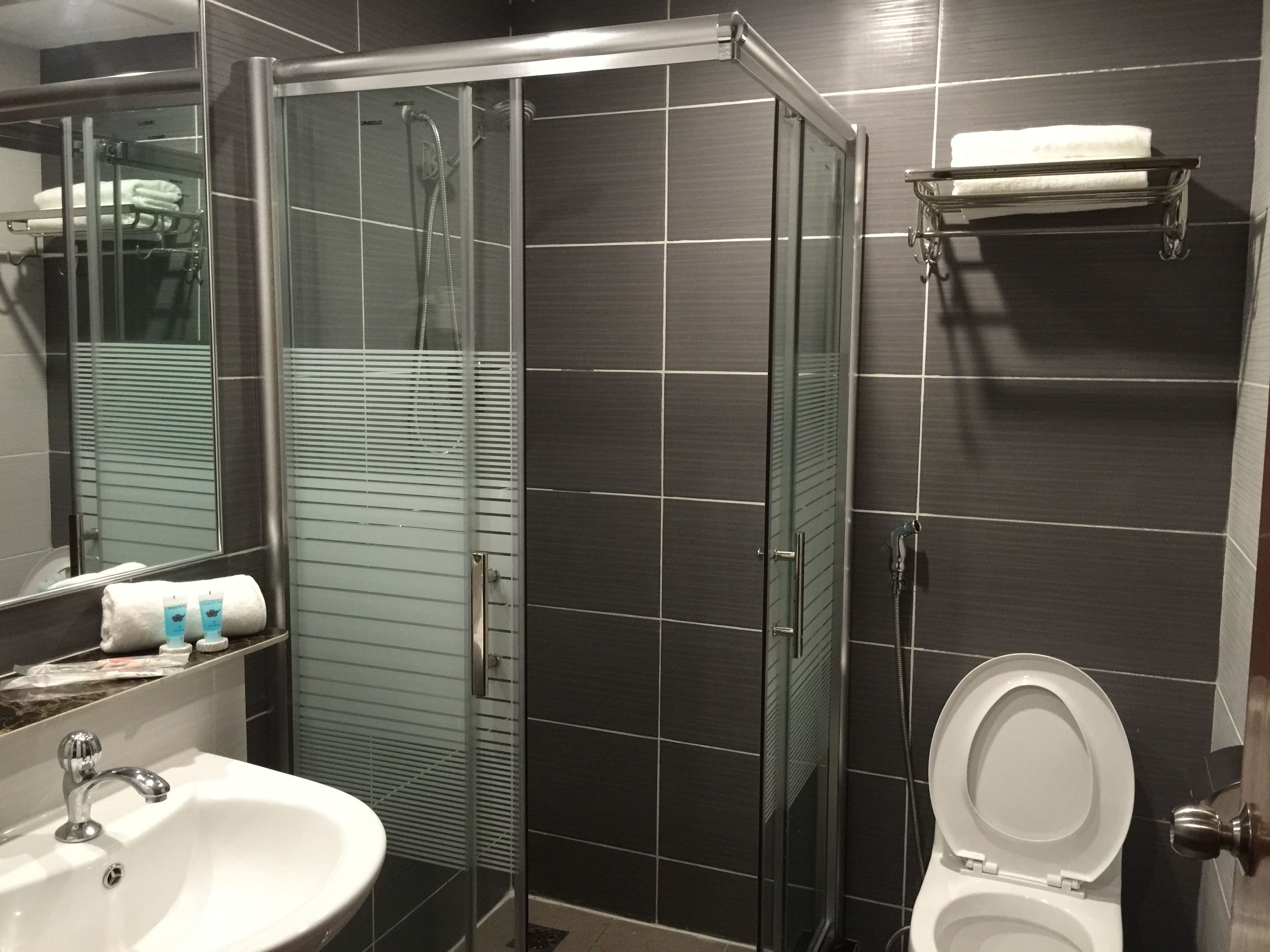 shower, hydromassage showerhead, free toiletries, hair dryer