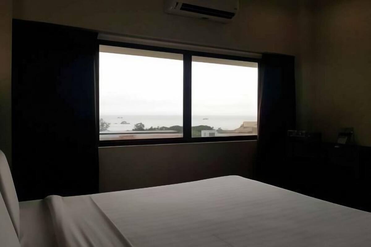 Een bureau, een strijkplank/strijkijzer, gratis wifi