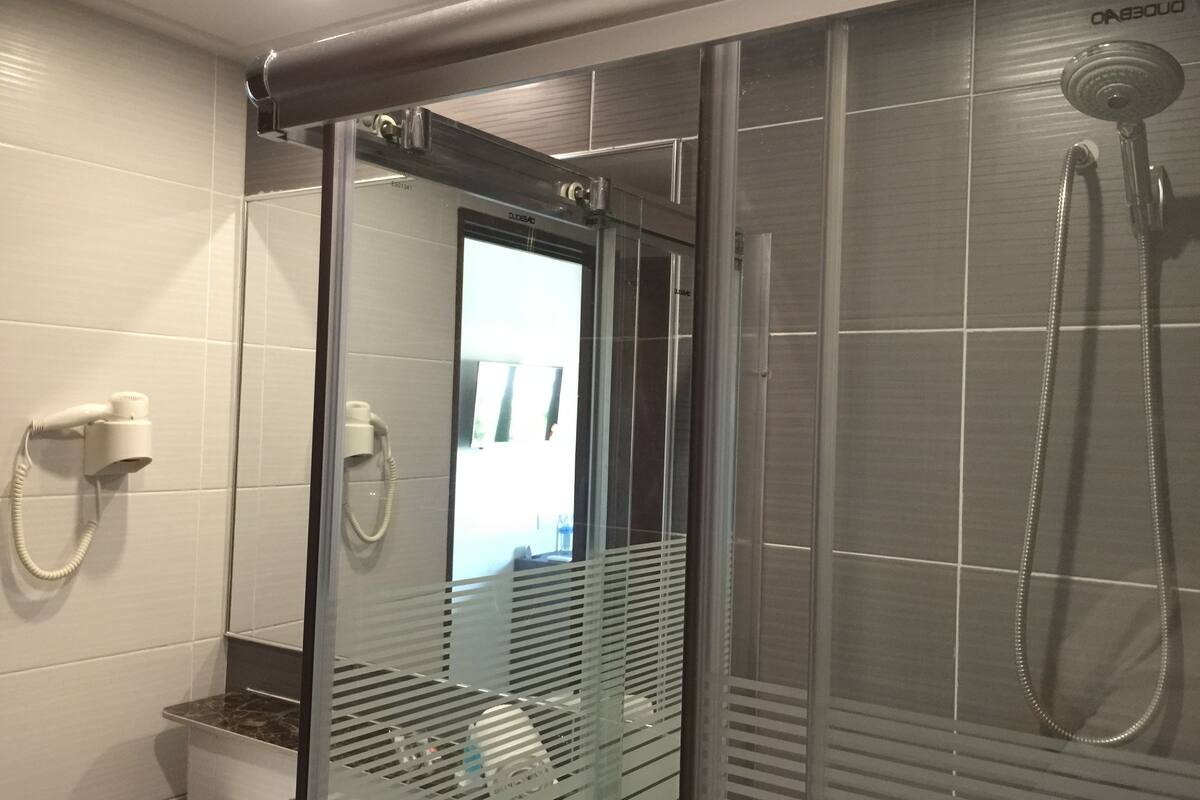 shower, hydromassage showerhead, free toiletries, hair dryer