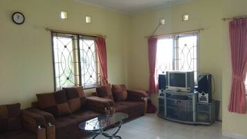 Villa, 5 Bedrooms | Living room | 21-inch TV with cable channels