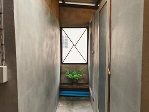 Standard Fan Room | Baño | Amenidades de baño gratuitas, pantuflas, toallas