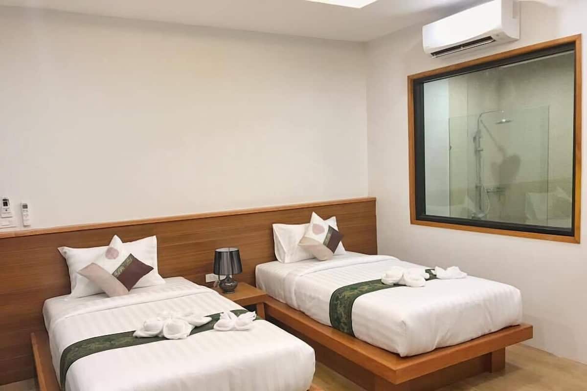 Kamar Twin Standar | Minibar, tirai kedap cahaya, dan Wi-Fi gratis