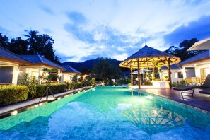 Outdoor pool, open 8:00 AM to 8:00 PM, pool umbrellas, sun loungers - Verona Lanta Resort (Ko Lanta)