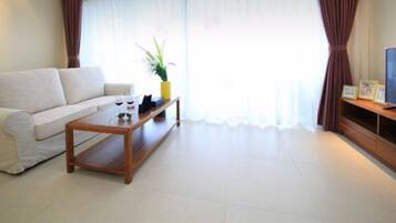 Desk, blackout curtains, free WiFi