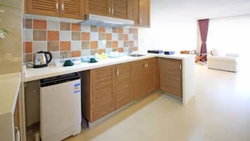 2-Bedroom Suite, Sea view | Private kitchenette | Electric kettle