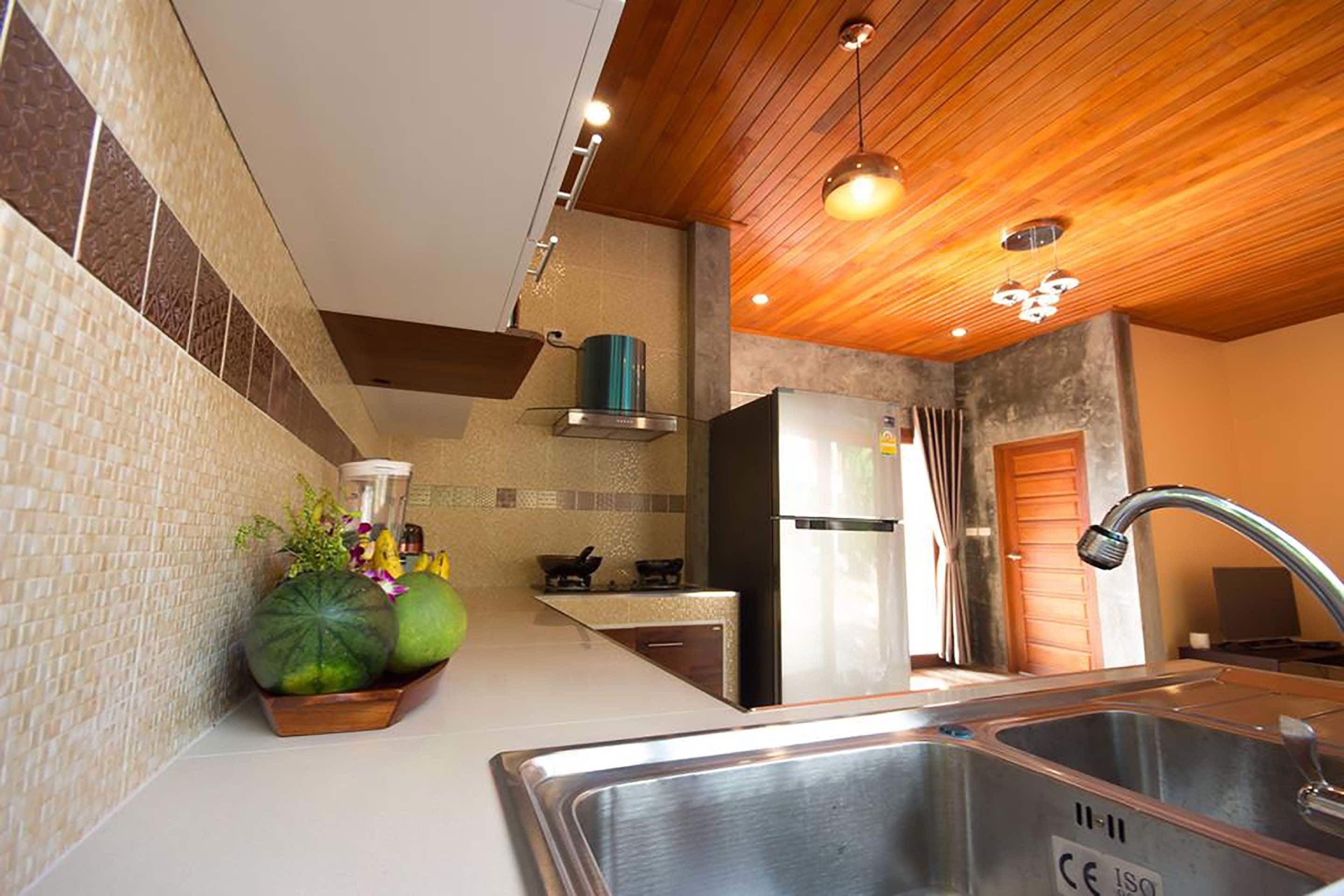 Villa 3/17 ( Private Pool ) | Eget kjøkken | Kjøleskap, mikrobølgeovn, ovn og kokeplater