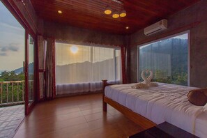 Villa 3/18 ( Private Pool ) | 2 chambres, bureau, rideaux dâobscurcissement, fer et planche Ă repasser
