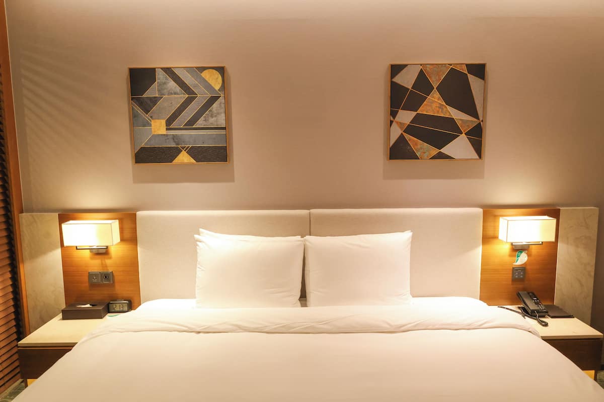 1 bedroom, in-room safe, blackout curtains, soundproofing