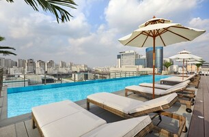 Piscina externa sazonal, funciona das 9h30 às 22h, barracas de cortesia