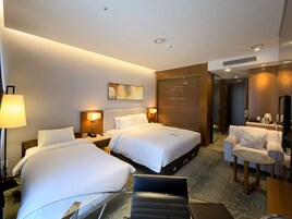 Semi-Deluxe Twin Room (1 Double Bed, 1 Extra Bed) | Cofres nos quartos, cortinas blackout, quartos à prova de som