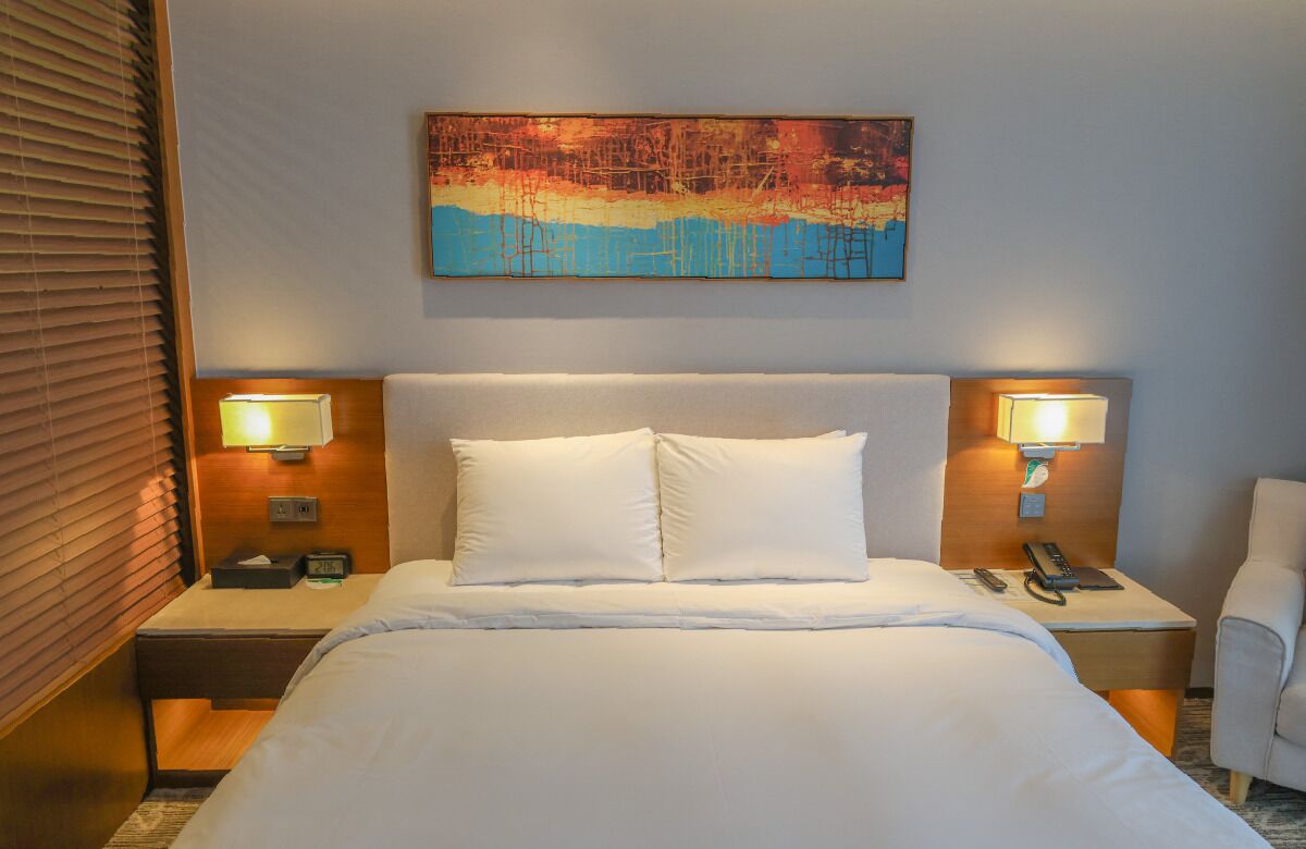 Caja de seguridad en la habitación, cortinas blackout y insonorización 