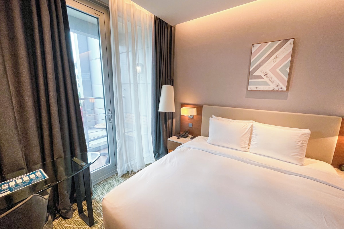 1 bedroom, in-room safe, blackout curtains, soundproofing