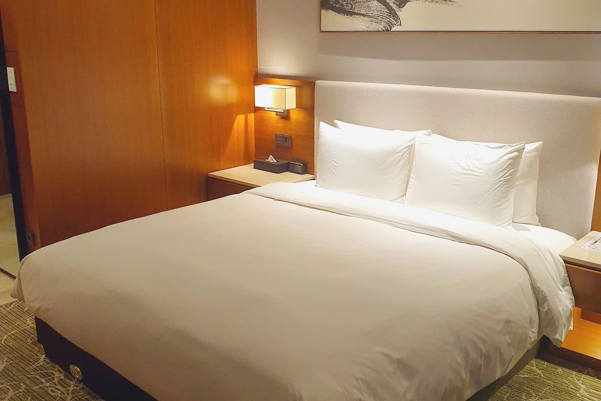 1 bedroom, in-room safe, blackout curtains, soundproofing