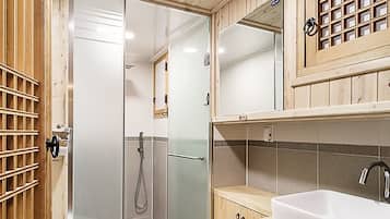 Room, 5 Bedrooms | Bathroom | Shower, free toiletries, hair dryer, towels