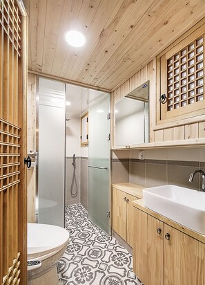 Room, 5 Bedrooms | Bathroom | Shower, free toiletries, hair dryer, towels