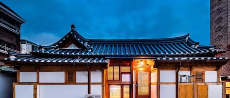 Vista frontal de la propiedad