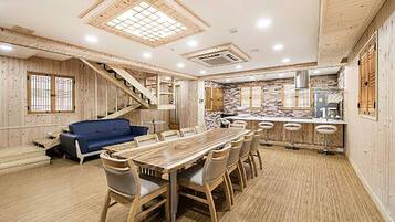 Room, 5 Bedrooms | Private kitchen | Fridge, microwave, stovetop, cookware/dishes/utensils