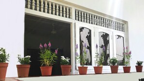 A building entrance with a white facade and a decorative balustrade. - Cloud Inn Kandy (Kandy)