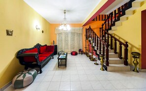 Habitación triple Deluxe | Sala de estar en el lobby
