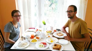 A dining table with various breakfast items, including eggs, toast, and fruit. - Cloud Inn Kandy (Kandy)