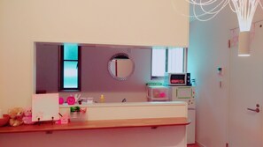 Casa familiar, 4 habitaciones, para no fumadores, cocineta (Private, no limitation for gender) | Cocina privada | Refrigerador, microondas, horno y parrilla de estufa