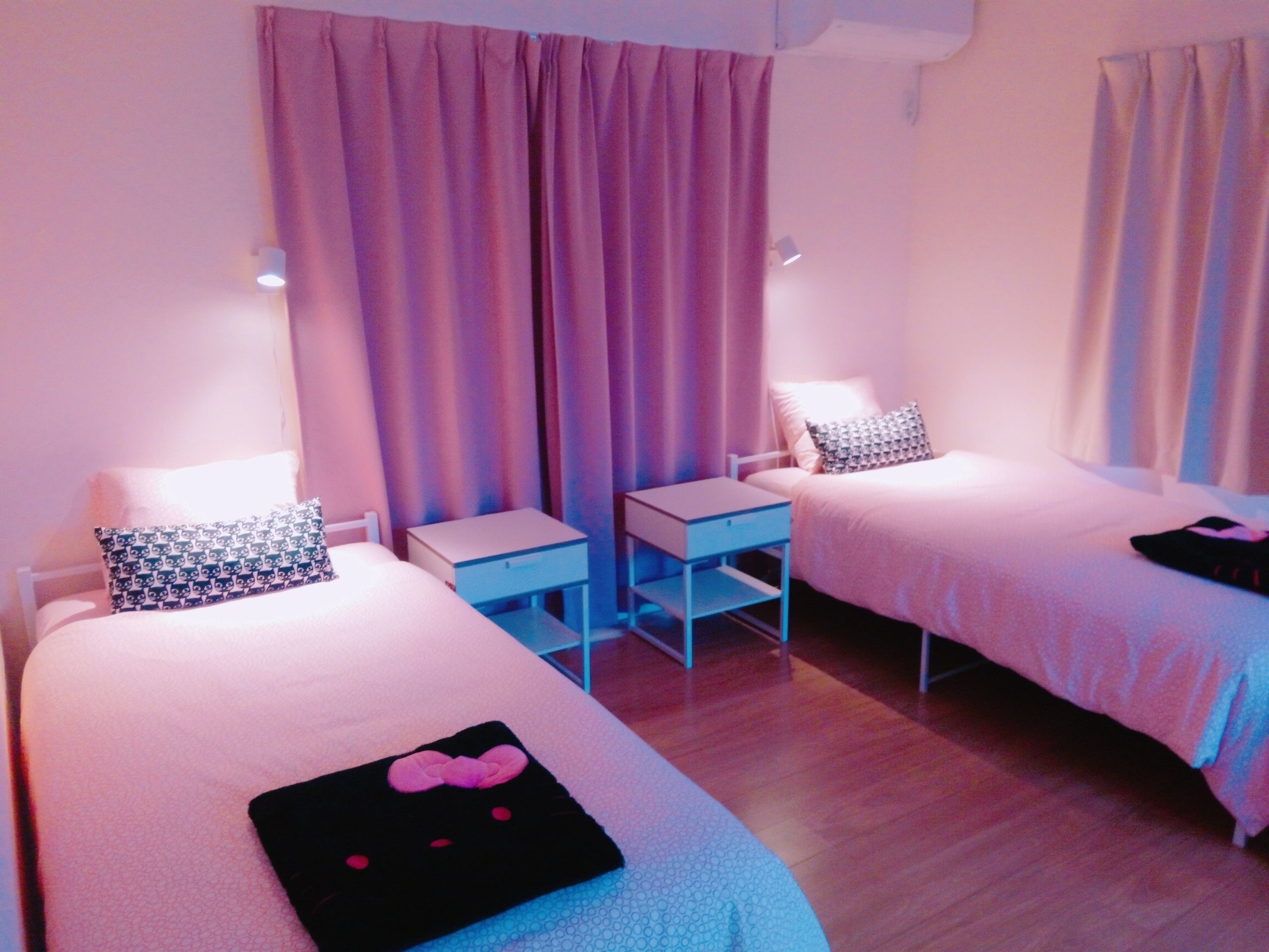 客室ごとに異なる装飾、客室ごとに異なるインテリア、デスク、アイロン / アイロン台