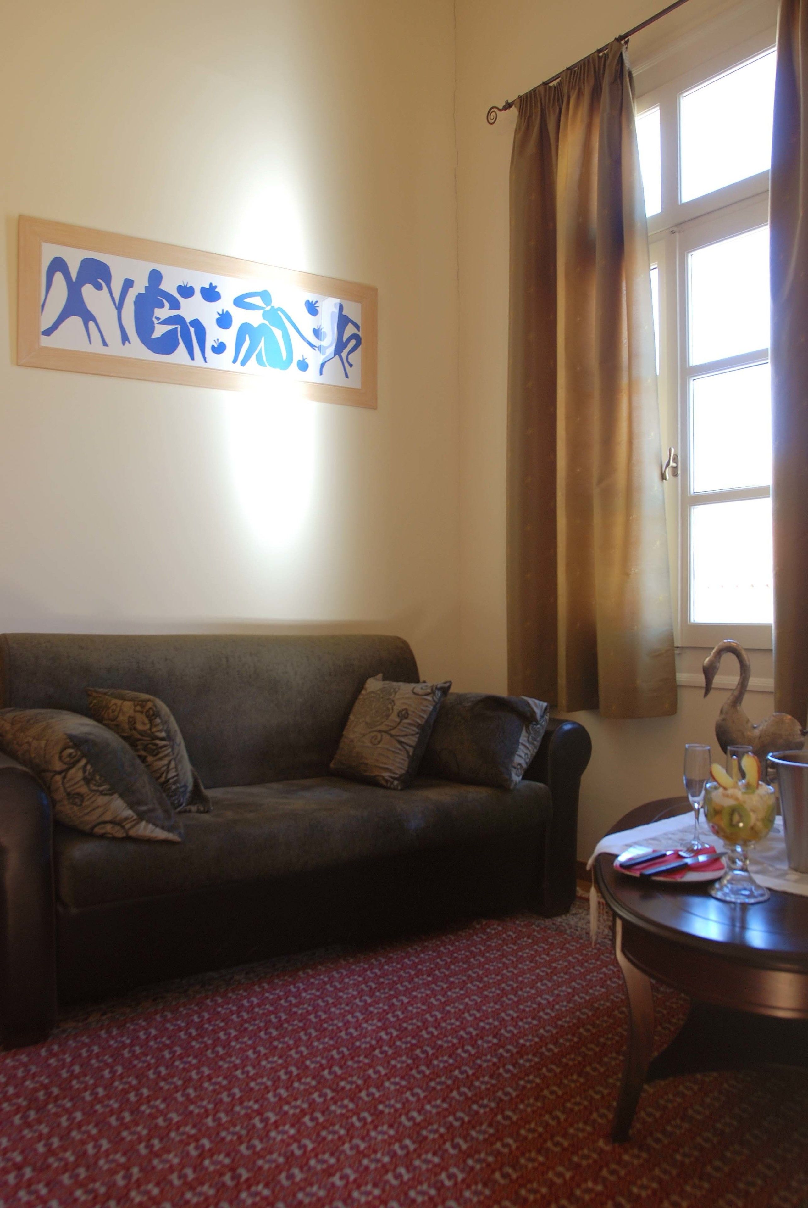 스위트, 분사식 욕조 | 거실 공간 | TV