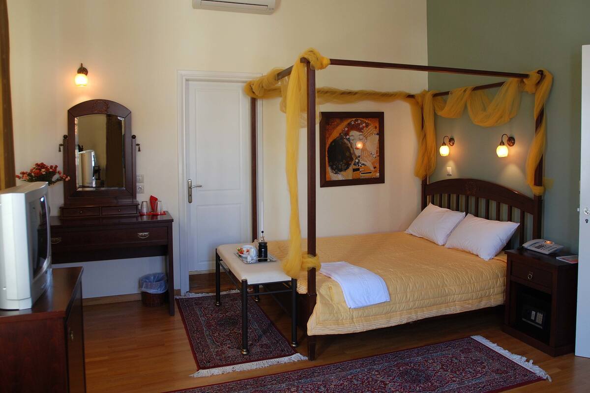 Suite, Jetted Tub | Premium bedding, minibar, in-room safe, free cribs/infant beds