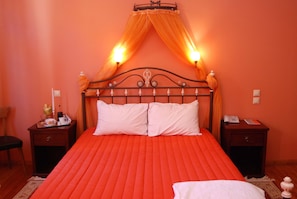 Superior Double Room, Jetted Tub | Premium bedding, minibar, in-room safe, free WiFi - Allotino Pension (Nafplio)