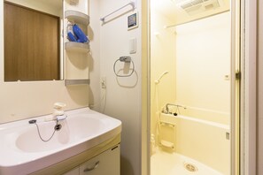 Separate bathtub and shower, free toiletries, hair dryer, slippers - SKY Residence (Osaka)