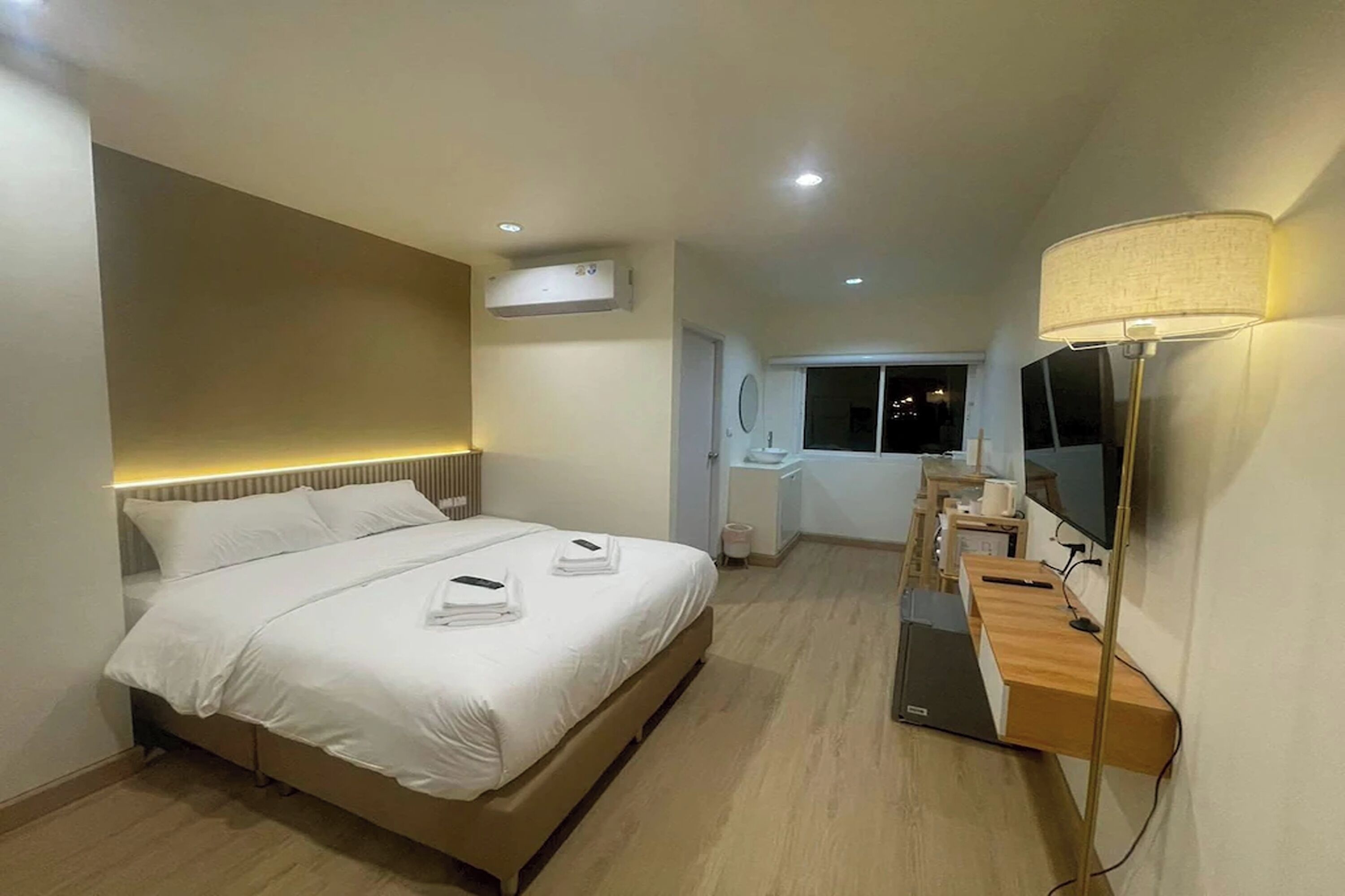 Panorama kamer | Een bureau, een strijkplank/strijkijzer, gratis wifi, beddengoed